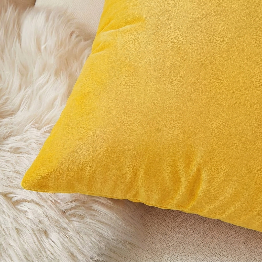 Détail du velours lisse à poil court d'une housse de coussin Jaune Intense