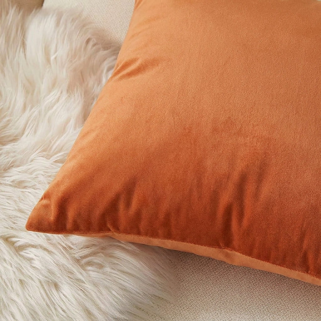 Housse de coussin Velours Lisse Terracotta posée sur un canapé clair