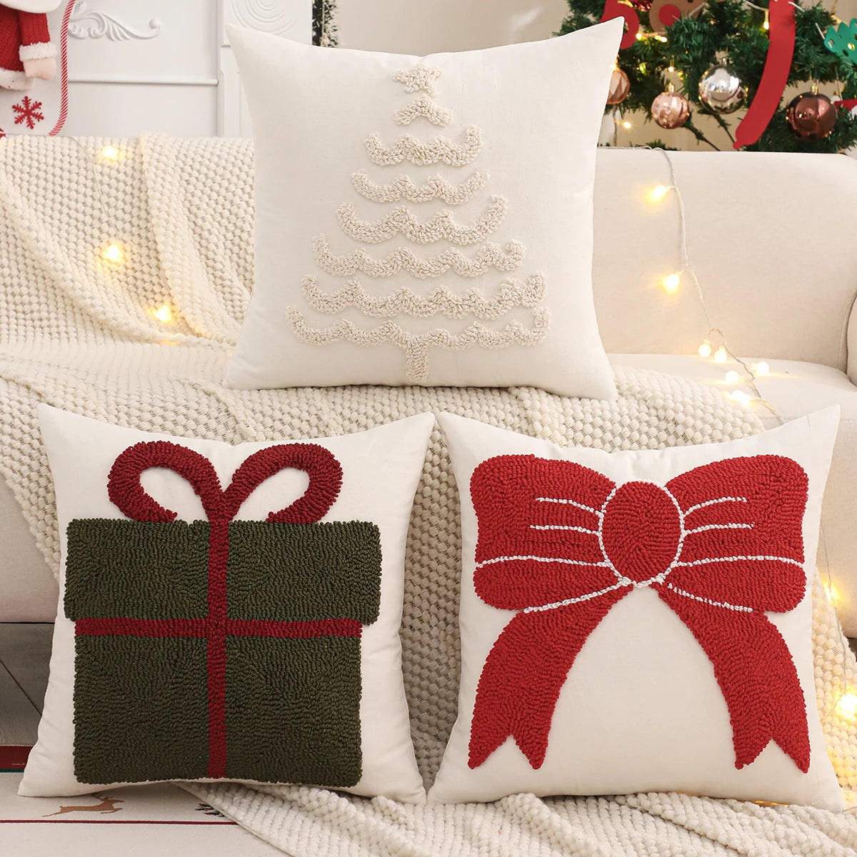 Trois housses de coussin de Noël en bouclette : nœud Rouge, cadeau Vert Sapin et sapin Beige, 45x45cm