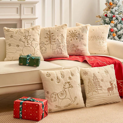 Six housses de coussin de Noël Écru à motifs tissés en fil Doré sur un canapé avec un plaid Rouge