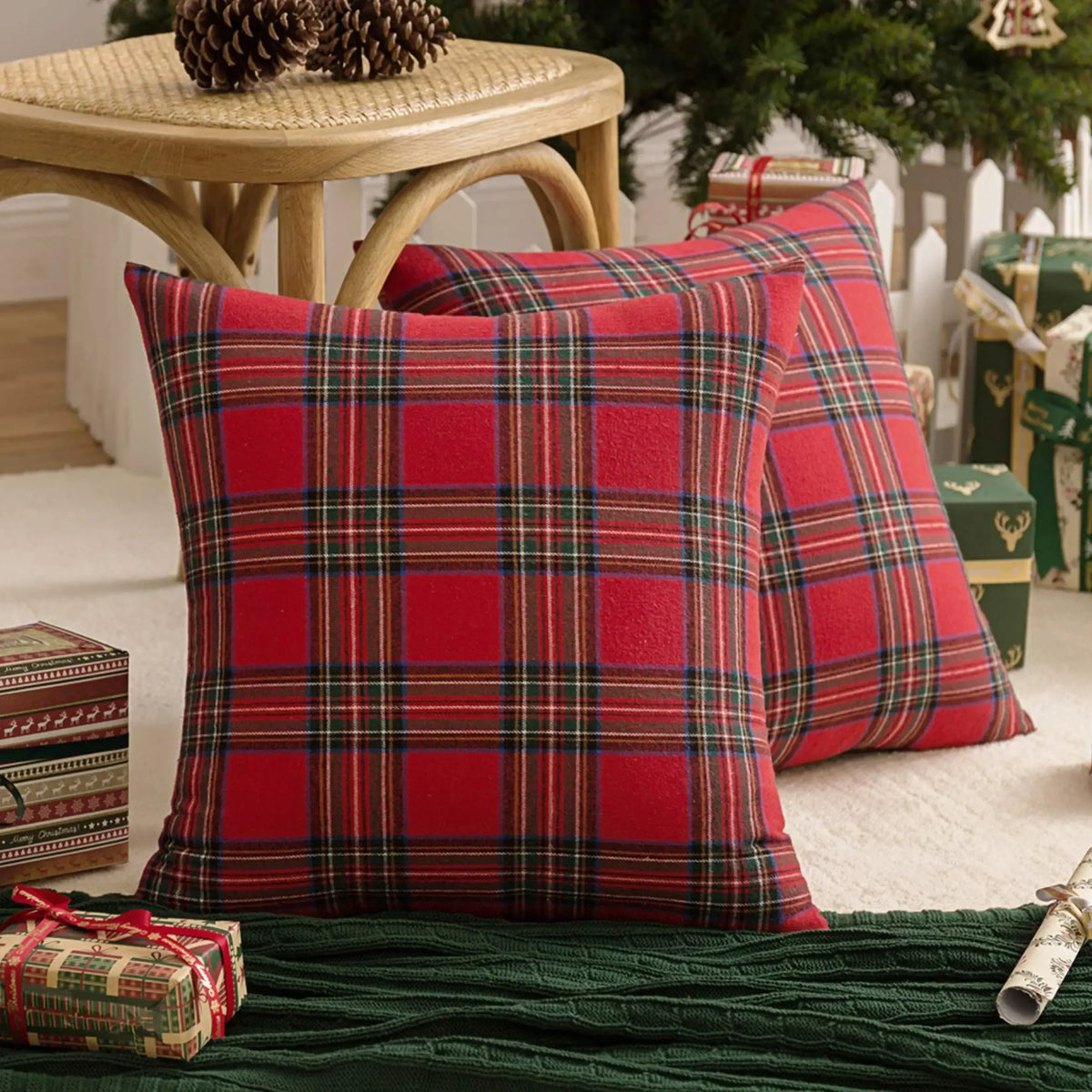 Housses de coussin Tartan Rouge 45x45cm et 30x50cm sur un fond de décoration de Noël