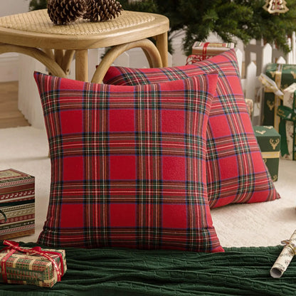 Housses de coussin Tartan Rouge 45x45cm et 30x50cm sur un fond de décoration de Noël