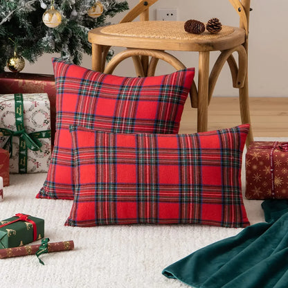 Housses de coussin Tartan Rouge 45x45cm et 30x50cm devant un décor de Noël avec cadeaux
