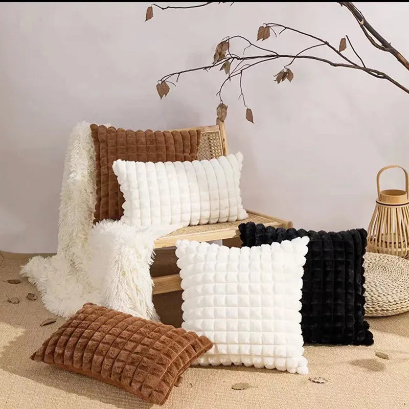 Housses de coussin fausse fourrure Velours Gaufré Noir, Blanc et Camel sur un canapé Beige