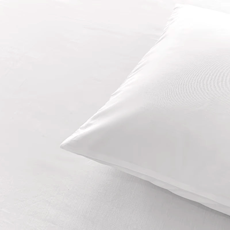 Angle d'un coussin de garnissage blanc en gros plan sur un tissu blanc