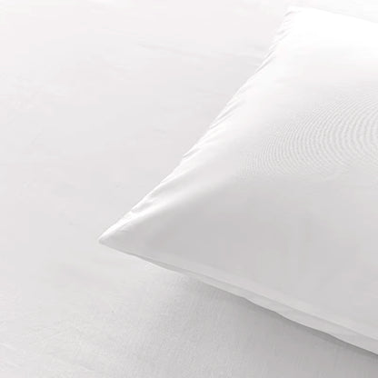 Angle d'un coussin de garnissage blanc en gros plan sur un tissu blanc